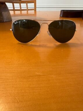 Ray-Ban Men’s Aviator Sunglasses in Gold with Dark Lenses